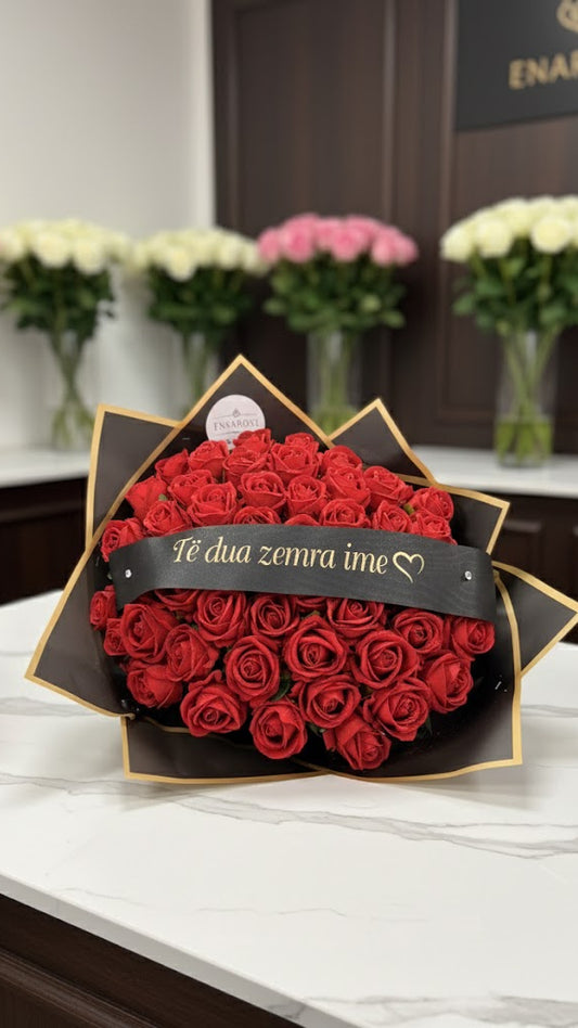 60 Samtrosen mit Ich Liebe dich auf Albanisch