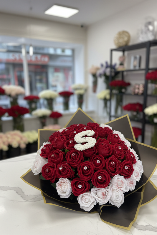 50 Rote Samtrosen mit weißem Rand – veredelt mit Glitzer, Diamanten & personalisiertem Buchstaben