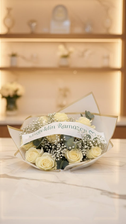 15 frische Luxury Rosen mit Eukalyptus, Schleierkraut und Schleife