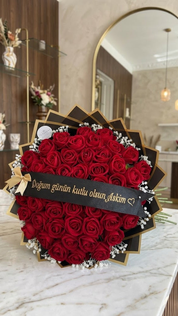 Samtrosen-Strauß „Red Love” – Rote Kadife-Rosen mit Geburtstagsschleife