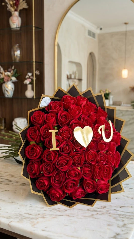 Samtrosen-Strauß mit goldenem „I ♥ U”