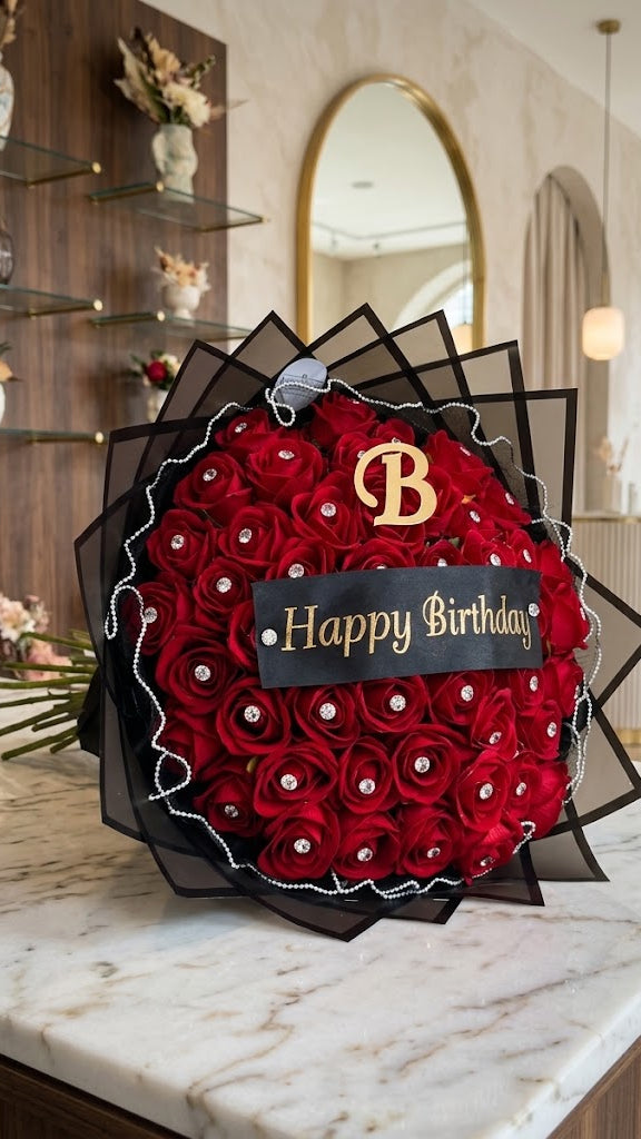 Samtrosen-Strauß „Red Diamond” –  Wunschbuchstabe & Happy-Birthday-Schleife