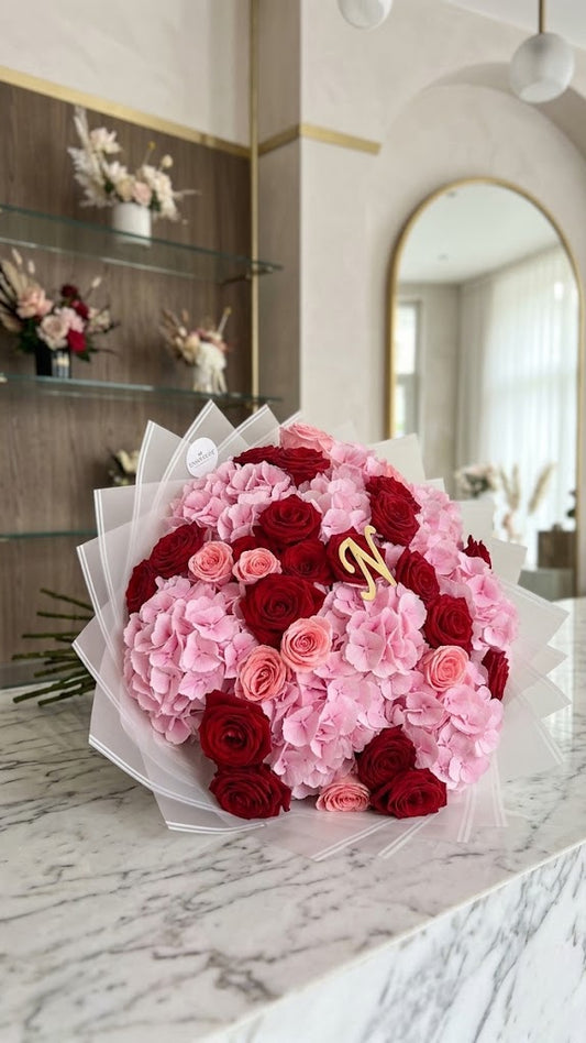 Luxus Blumenstrauß „Pink Passion" – Hortensien & rote Rosen mit Wunschbuchstabe