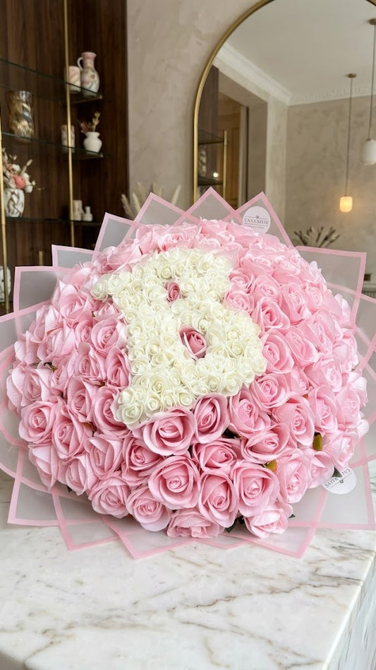Samtrosen-Strauß „Pink Velvet” – Rosa Rosen mit Wunschbuchstabe aus Mini-Rosen