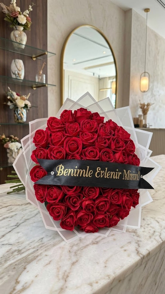Samtrosen-Strauß „Benimle Evlenir Misin?” – Rote Rosen mit Heiratsantrag-Band