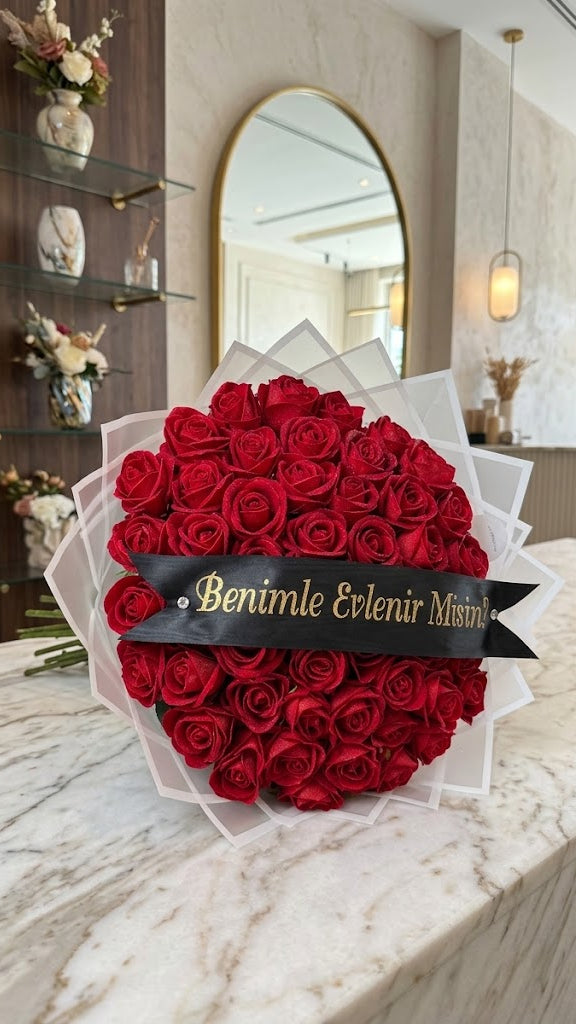 Samtrosen-Strauß „Benimle Evlenir Misin?” – Rote Rosen mit Heiratsantrag-Band