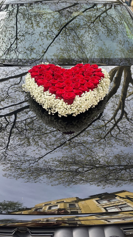 Autodekoration Herzform Rosen und Schleierkraut