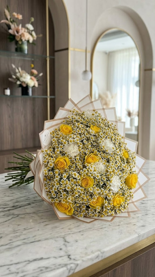 Blumenstrauß „Sunny Chamomile” – Gelbe Rosen, Nelken & Kamille