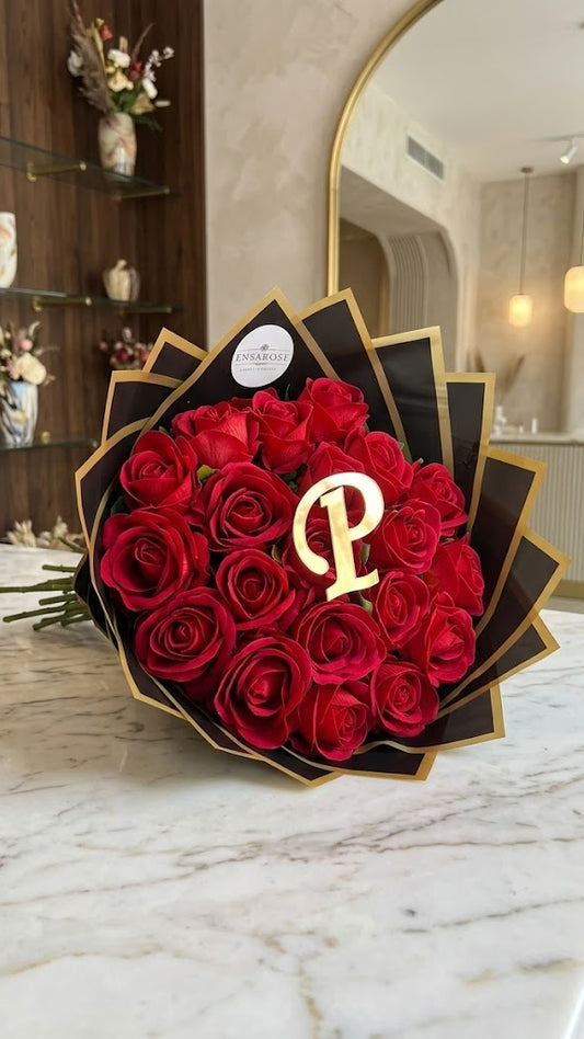 20 Samtrosen-Strauß „Classic Red” – Rote Rosen mit Wunschbuchstabe