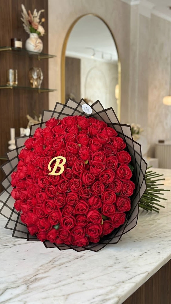 Samtrosen-Strauß „Royal Red” – Rote Rosen mit Wunschbuchstabe