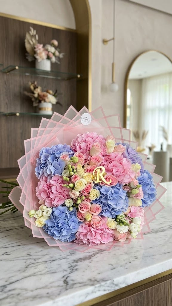Luxus Blumenstrauß „Pastel Dream" – Hortensien & Rosen mit Wunschbuchstabe