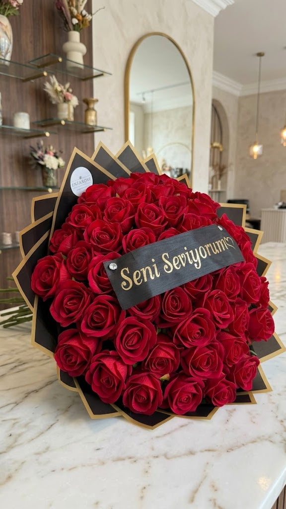 Samtrosen-Strauß „Seni Seviyorum” – Rote Rosen mit Liebesband