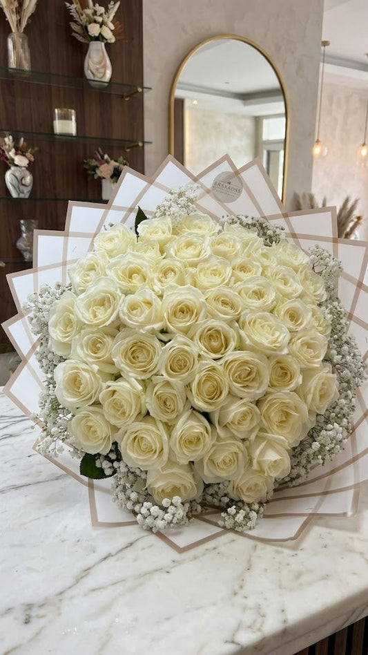 Luxus Rosenstrauß „White Elegance” – Weiße Rosen mit Schleierkraut