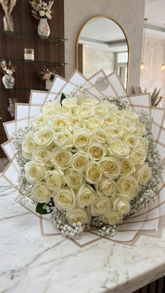 Luxus Rosenstrauß „White Elegance” – Weiße Rosen mit Schleierkraut