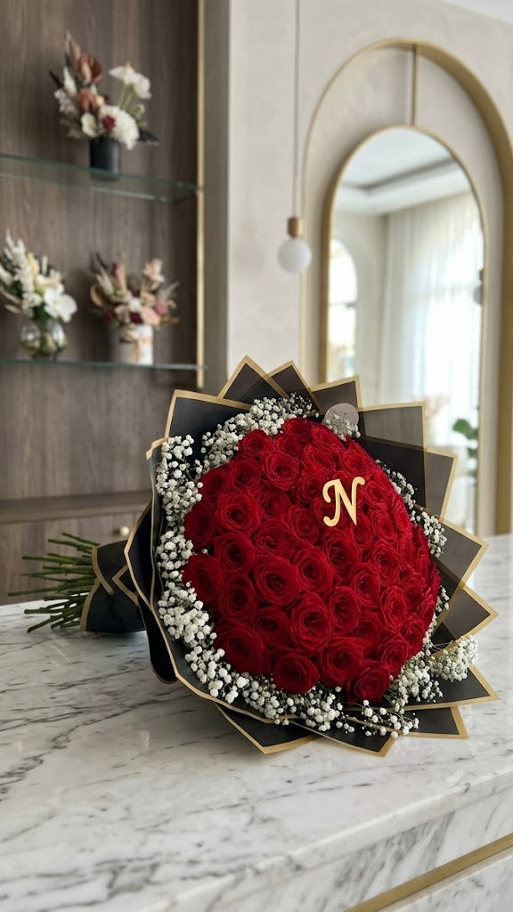 Luxus Rosenstrauß „Red Initial” – Rote Rosen mit Wunschbuchstabe & Schleierkraut