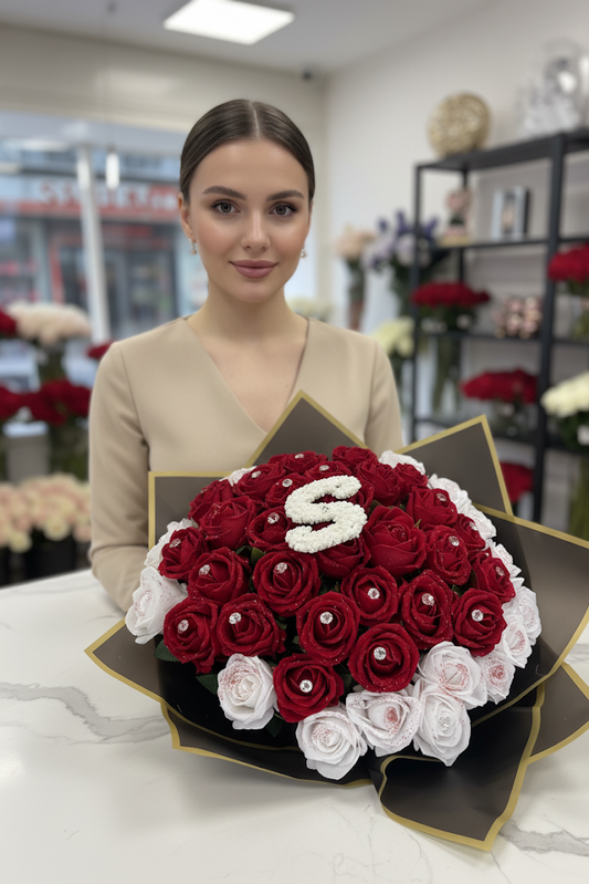 50 Rote Samtrosen mit weißem Rand – veredelt mit Glitzer, Diamanten & personalisiertem Buchstaben