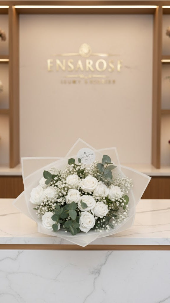 15 künstlichen Luxury Samtrosen Weiss mit frischem Schleierkraut und Eukalyptus