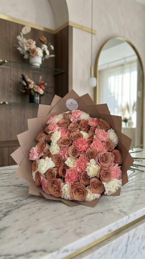 Luxus Blumenstrauß „Cappuccino Dream" – Rosen & Nelken in Karamell, Rosa und Creme